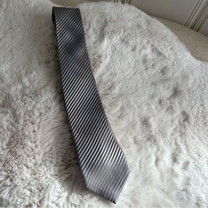 Kenneth Cole Reaction Grey Silver Chevron Striped Neck Tie EUC